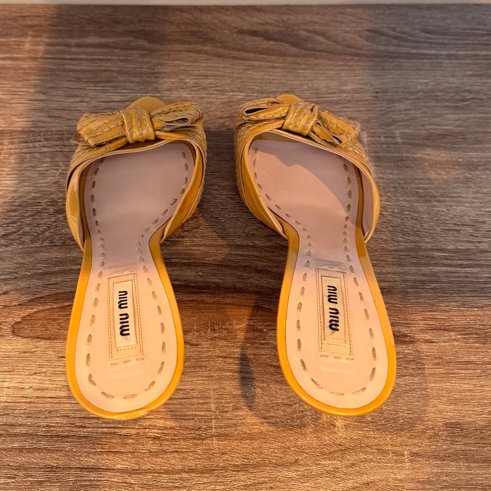 Miu Miu Patent Leather Yellow/Beige Mule Sandals. - Picture 4 of 10
